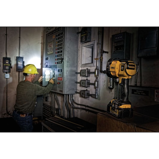 DeWalt DCL043-XJ - Lanterna LED XR 18V sem carregador/bateria